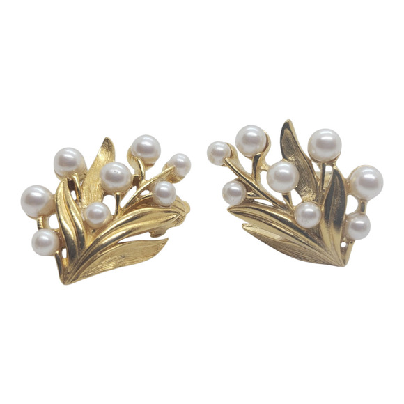 Vintage Trifari Clip On Earrings Gold Tone Faux Pearl Leaf Cluster Signed - Picture 1 of 11
